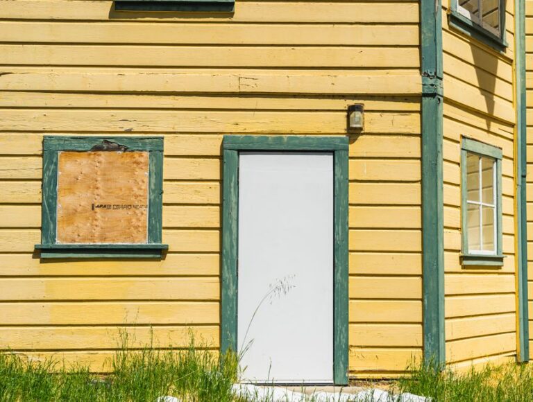 Wood Siding Maintenance 2026: Protect, Stain & Extend Its Life
